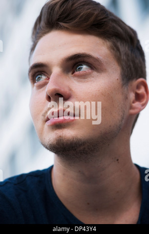 Close-up Portrait des jungen Mannes im Freien, Deutschland Stockfoto