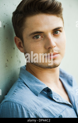 Close-up Portrait des jungen Mannes im freien Blick in die Kamera, Deutschland Stockfoto