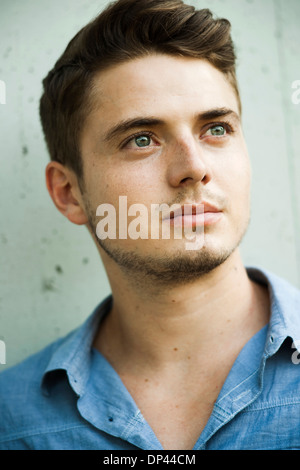 Close-up Portrait des jungen Mannes im Freien, Deutschland Stockfoto