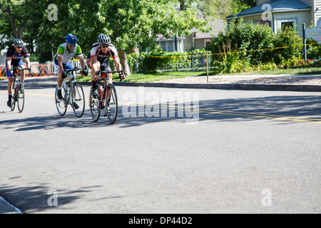 Profi-Radrennen durch Wohnstraßen von Denver, Colorado Stockfoto