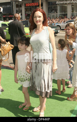 23. Juli 2006; Los Angeles, Kalifornien, USA; Schauspielerin AMY YASBECK und Tochter STELLA auf der "The Ant Bully" Los Angeles Premiere statt an Graumans Chinese Theater, Hollywood. Obligatorische Credit: Foto von Paul Fenton/ZUMA KPA... (?) Copyright 2006 von Paul Fenton-KPA Stockfoto