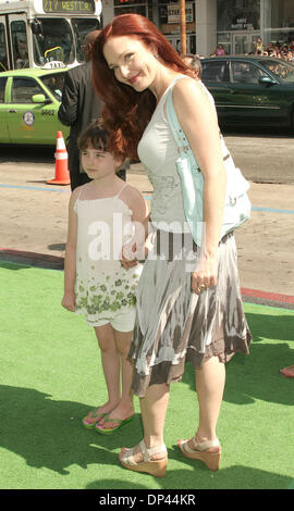 23. Juli 2006; Los Angeles, Kalifornien, USA; Schauspielerin AMY YASBECK und Tochter STELLA auf der "The Ant Bully" Los Angeles Premiere statt an Graumans Chinese Theater, Hollywood. Obligatorische Credit: Foto von Paul Fenton/ZUMA KPA... (?) Copyright 2006 von Paul Fenton-KPA Stockfoto