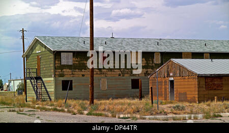 23. Juli 2006; Jeffrey Stadt, Wyoming, USA; Arbeitnehmer-Kaserne #2 in Jeffrey Stadt im amerikanischen Bundesstaat Wyoming eine Uran-Bergbau-Stadt in den frühen 1950er Jahren gebaut und nach den drei Mile Island und Tschernobyl nuklearen Unfällen in den 1980er Jahren aufgegeben.  Obligatorische Credit: Foto von Alex Pitt/ZUMA Press. (©) Copyright 2006 von Alex Pitt Stockfoto