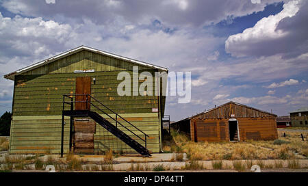 23. Juli 2006; Jeffrey Stadt, Wyoming, USA; Arbeitnehmer-Kaserne in Jeffrey Stadt im amerikanischen Bundesstaat Wyoming eine Uran-Bergbau-Stadt in den frühen 1950er Jahren gebaut und nach der Three Mile Island und Tschernobyl nuklearen Unfällen in den 1980er Jahren aufgegeben.  Obligatorische Credit: Foto von Alex Pitt/ZUMA Press. (©) Copyright 2006 von Alex Pitt Stockfoto