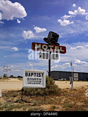 23. Juli 2006; Jeffrey Stadt, Wyoming, USA; Ein altes Motel Zeichen und aktuellen Baptist Church anmelden Jeffrey Stadt im amerikanischen Bundesstaat Wyoming eine Uran-Bergbau-Stadt in den frühen 1950er Jahren gebaut und nach den drei Mile Island und Tschernobyl nuklearen Unfällen in den 1980er Jahren aufgegeben.  Obligatorische Credit: Foto von Alex Pitt/ZUMA Press. (©) Copyright 2006 von Alex Pitt Stockfoto