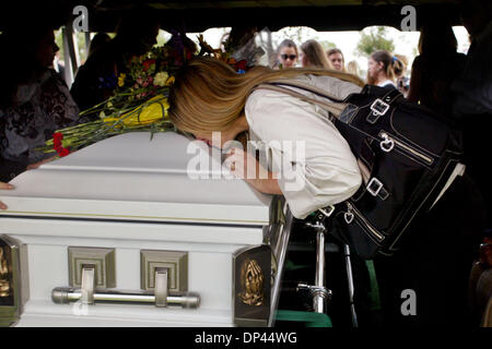 23. Juli 2006; Port St. Lucie, FL, USA; Katelyn Fetzner, 16 legt ihren Kopf auf den Sarg des Freundes, Brittany Carleo während der Beerdigung Gottesdienste am Donnerstag um Rolling Oaks Friedhof in Port St. Lucie, FL.  Fetzner arbeitete im Tropical Smoothie Cafe mit Brittany, wenn Scott Uslan eingegeben und zwang sie zu verlassen. Brittany Carleo versuchte verzweifelt Weg von Scott Uslan, einem 42-Jahr-ol Stockfoto