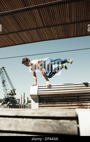 Teenager Boy springen über Barriere, Freerunning, Deutschland Stockfoto