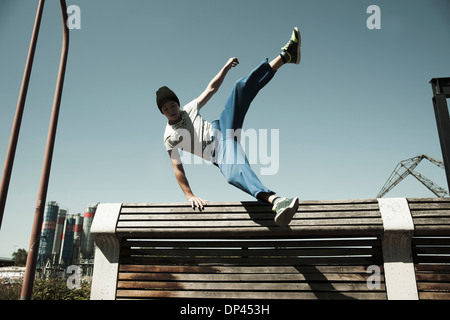 Teenager Boy springen über Barriere, Freerunning, Deutschland Stockfoto