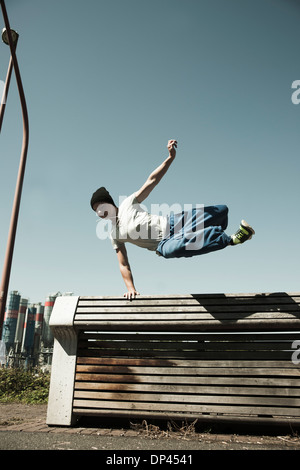 Teenager Boy springen über Barriere, Freerunning, Deutschland Stockfoto