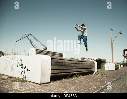 Teenager Boy springen über Barriere, Freerunning, Deutschland Stockfoto