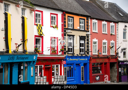 Straßenbild bunte Architektur Gebäude Parliament Street, Stadt Kilkenny, Irland Stockfoto