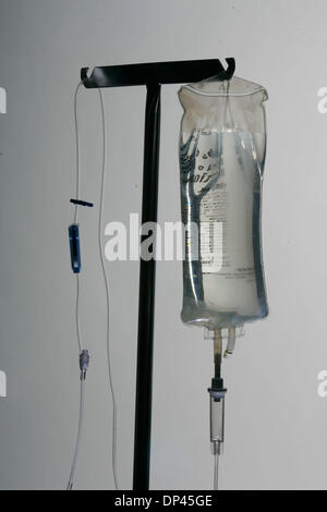 25. Juli 2006; Otay Mesa, Kalifornien, USA; Foto-Illustration für Geschichte, die beschreibt, wie Vitamin C intravenös verabreicht werden möglicherweise besser als traditionelle Chemotherapie.   Obligatorische Credit: Foto von Scott Linnett/SDU-T/ZUMA Press. (©) Copyright 2006 by SDU-T Stockfoto