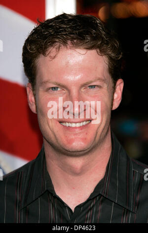 26. Juli 2006; Hollywood, Kalifornien, USA; NASCAR Fahrer DALE EARNHARDT JR. bei der "Talladega Nights: The Ballad of Ricky Bobby" Los Angeles Premiere im Mann Chinese Theatre statt. Obligatorische Credit: Foto von Lisa O'Connor/ZUMA Press. (©) Copyright 2006 von Lisa O'Connor Stockfoto