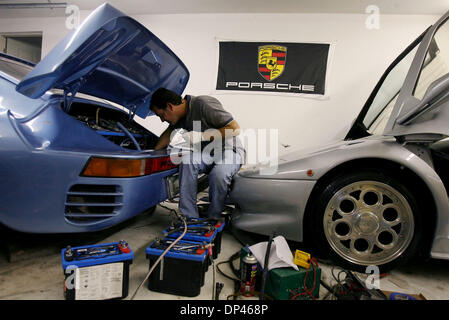 26. Juli 2006; West Palm Beach, FL, USA; Paul Liddle lädt die Batterien in der Rückseite seines Porsche 911 in West Palm Beach am 29. Juli 2006.   Obligatorische Credit: Foto von J. Gwendolynne Berry/Palm Beach Post/ZUMA Press. (©) Copyright 2006 von Palm Beach Post Stockfoto