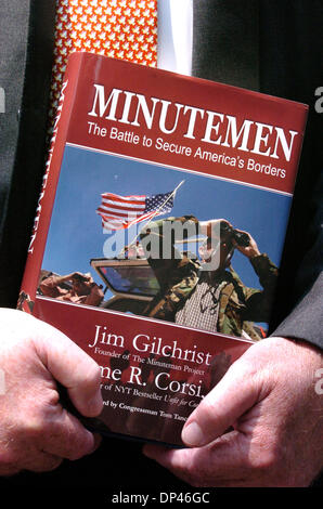 26. Juli 2006; Manhattan, NY, USA; Minuteman-Projekt-Gründer Jim Gilchrist und Autor Jerome Corsi kündigen die Veröffentlichung ihres neuen Buches "Minutemen: die Schlacht um sichern Amerikas Grenzen in einer Pressekonferenz und Kundgebung am Ground Zero.  Obligatorische Credit: Foto von Bryan Smith/ZUMA Press. (©) Copyright 2006 von Bryan Smith Stockfoto