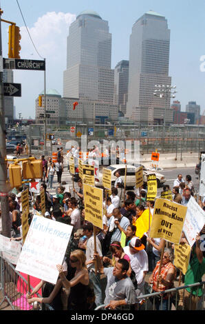 26. Juli 2006; Manhattan, NY, USA; Anti-Minuteman Projekt Demonstranten Chant in der Nähe von Ground Zero. Minuteman-Projekt-Gründer Jim Gilchrist und Autor Jerome Corsi kündigen die Veröffentlichung ihres neuen Buches "Minutemen: die Schlacht um sichern Amerikas Grenzen in einer Pressekonferenz und Kundgebung am Ground Zero.  Obligatorische Credit: Foto von Bryan Smith/ZUMA Press. (©) Copyright 2006 von Bryan Smith Stockfoto