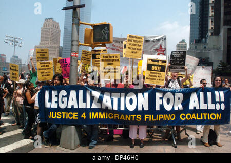 26. Juli 2006; Manhattan, NY, USA; Anti-Minuteman Projekt Demonstranten zu singen, in der Nähe von Ground Zero. Minuteman-Projekt-Gründer Jim Gilchrist und Autor Jerome Corsi kündigen die Veröffentlichung ihres neuen Buches "Minutemen: die Schlacht um sichern Amerikas Grenzen in einer Pressekonferenz und Kundgebung am Ground Zero.  Obligatorische Credit: Foto von Bryan Smith/ZUMA Press. (©) Copyright 2006 von Bryan Smith Stockfoto