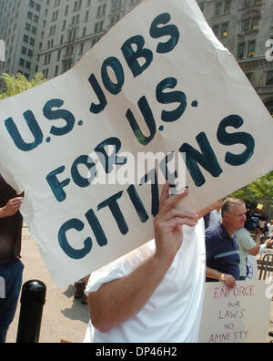 26. Juli 2006; Manhattan, NY, USA; Minuteman-Projekt-Gründer Jim Gilchrist und Autor Jerome Corsi kündigen die Veröffentlichung ihres neuen Buches "Minutemen: die Schlacht um sichern Amerikas Grenzen in einer Pressekonferenz und Kundgebung am Ground Zero.  Obligatorische Credit: Foto von Bryan Smith/ZUMA Press. (©) Copyright 2006 von Bryan Smith Stockfoto