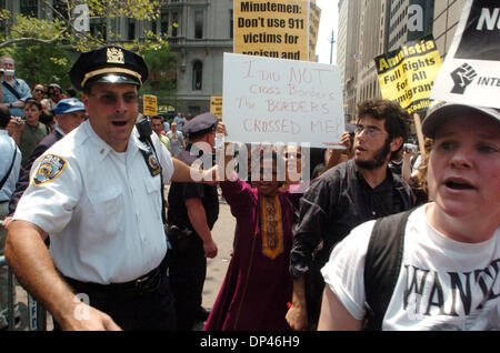 26. Juli 2006; Manhattan, NY, USA; Polizei zurückhalten Einwanderung Fans skandierten gegen Mitglieder des Projekts Minuteman. Anti-Minuteman Projekt Demonstranten zu singen, in der Nähe von Ground Zero. Minuteman-Projekt-Gründer Jim Gilchrist und Autor Jerome Corsi kündigen die Veröffentlichung ihres neuen Buches "Minutemen: die Schlacht um sichern Amerikas Grenzen in einer Pressekonferenz und Kundgebung am Boden Zer Stockfoto