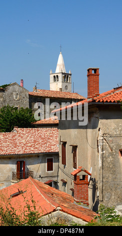 Alten Fischerdorf Plomin Istrien Kroatien Häuser mit Glockenturm im Hintergrund Stockfoto