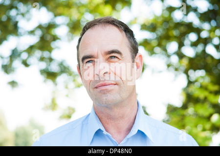 Porträt von reifer Geschäftsmann im Freien, Mannheim, Baden-Württemberg, Deutschland Stockfoto