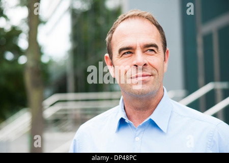 Porträt der Geschäftsmann im Freien, Mannheim, Baden-Württemberg, Deutschland Stockfoto