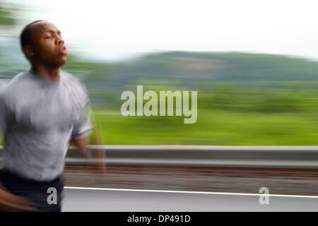 13. Juli 2006 - West Point, New York, USA - A neue Cadet sprintet der letzten 100 Yards in seinem ersten und nur diagnostische Schulungsvertrag Test. Alle anderen Tests werden für Datensatz. Männliche Kadett hat 17-21 Jahren laufen 2 Meilen zwischen 15:49-15:54 Minuten um und 60 Punkte. Um 100 Punkte zu verdienen hat er für die Ausführung in 12:55-13:00 Minuten und für 125 Punkte auf der erweiterten Skala muss er führe ich Stockfoto