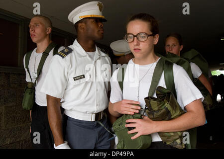 13. Juli 2006 warten neue Kadetten - West Point, New York, USA - im Einklang mit dem Rücken, mit Blick auf die Kader wartet der "Kadett in die rote Schärpe." Bericht zu erstatten Berichterstellung erfordert salutieren und einen Satz mit wenig oder gar kein Zögern beim Tragen der Ausrüstung zu wiederholen. Es kann einer sehr belastenden Situation sein, wenn der neue Cadet hat Korrekturen vornehmen und wiederholen sich mehrmals vor der Stockfoto