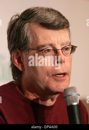 1. August 2006; New York, NY, USA; Autor STEPHEN KING auf der Pressekonferenz "An Evening with Harry, Carrie und Garp" Vorteil Lesungen gehalten in der Radio City Music Hall zu fördern. Obligatorische Credit: Foto von Nancy Kaszerman/ZUMA Press. (©) Copyright 2006 von Nancy Kaszerman Stockfoto