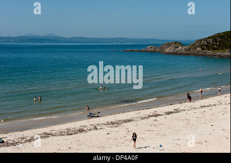 Touristen und Familien genießen das sommerliche Wetter an der idyllischen Westküste von Schottland Stockfoto