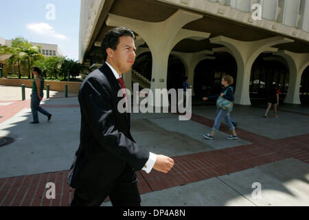 2. August 2006; San Diego, CA, USA; EDUARDO VALERIO, Präsident und Geschäftsführer der Sweetwater Education Foundation, Spaziergänge durch Campus SDSU, wo Studierende erhalten Stipendien von der Foundation teilnehmen wird. VALERIO war Abholung Einladungen zur Gründungsversammlung Fundraising Gala für die Stiftung die im September stattfinden wird.  Obligatorische Credit: Foto von Laura Stockfoto