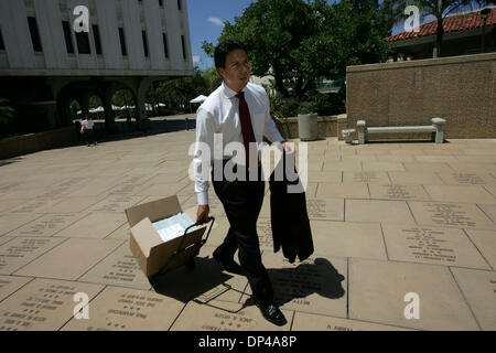 2. August 2006; San Diego, CA, USA; EDUARDO VALERIO, Präsident und Geschäftsführer der Sweetwater Education Foundation, Spaziergänge durch Campus SDSU, wo Studierende erhalten Stipendien von der Foundation teilnehmen wird. VALERIO war Abholung Einladungen zur Gründungsversammlung Fundraising Gala für die Stiftung die im September stattfinden wird.  Obligatorische Credit: Foto von Laura Stockfoto