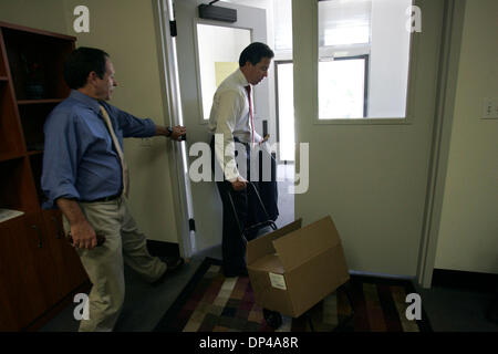 2. August 2006; San Diego, CA, USA; JEFF CHASE, Dekan der studierte an der SDSU, links, hält die Tür für EDUARDO VALERIO, Präsident und Geschäftsführer der Sweetwater Education Foundation, direkt, wie VALERIO nimmt Einladungen zur Gründungsversammlung Fundraising Gala für die Stiftung, die im September stattfinden wird.  Obligatorische Credit: Foto von Laura Embry/SDU-T/ZUMA Press. Stockfoto