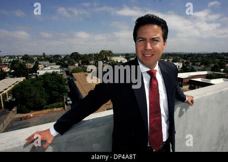 2. August 2006; San Diego, CA, USA; EDUARDO VALERIO, Präsident und Geschäftsführer der Sweetwater Education Foundation, die Geld für College-Stipendien für Oberschüler im Bezirk, hilft ihnen der Eingang SDSU leisten. Er ist auf dem Parkplatz des Amtes Chula Vista, eines der Gebiete mit Blick auf, die die Stiftung dient.  Obligatorische Credit: Foto von L Stockfoto