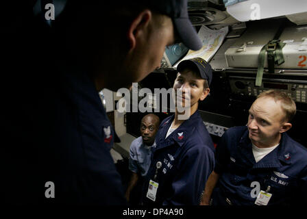 2. August 2006; San Diego, CA, USA; US Navy Petty Officer Second Class DUSTON ANTHONY, links, sieht in der Sonar-Hütte im Gespräch mit Petty Officer Second Class KHAFANI LINTON, Petty Officer First Class DEW BARTHOLOMEUS und Petty Officer Second Class RANDOLPH TIDD, rechts, auf der USS Delphin, der US-Navy letzte Diesel elektrische u-Boot. Das u-Boot nennt Naval Base Point Loma h Stockfoto