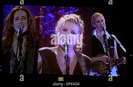 2. August 2006; New York, NY, USA; DIE DIXIE CHICKS Durchführung live in Konzert im Madison Square Garden. (L-R) EMILY ROBISON, NATALIE MAINES und MARTIE MAGUIRE. Obligatorische Credit: Foto von Aviv klein/ZUMA Press. (©) Copyright 2006 von Aviv klein Stockfoto