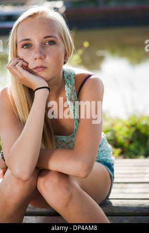 Porträt von Teenager-Mädchen im Freien, Blick in die Kamera, Deutschland Stockfoto