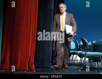 3. August 2006; New York, NY, USA; KEVIN BURKE, Chairman, President und CEO von Consolidated Edison Inc. Ausfahrten nach Aussagen als NYS Versammlung ständigen Ausschusses für Energie und NYS Versammlung ständigen Ausschusses für Unternehmen, hält Behörden und Kommissionen eine öffentliche Anhörung im LaGuardia College auf der Stromausfall in der Consolidated Edison-Service-Bereich im Juli 2006. Auf Stockfoto