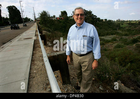 4. August 2006; San Diego, CA, USA; MICHAEL STEPNER, Co-Chair des Canyonlands Committe für San Diego Civic Lösungen und Bürger koordinieren für Jahrhundert 3, deren März Weißbuch verzinkt hat, Think-Tank zu unterstützen, innerhalb und außerhalb der Stadt Halle, in der Bewegung zu Park Status für viele Schluchten der Stadt, einschließlich Switzer Canyon, wo er neben 30th Street in Nort steht Stockfoto