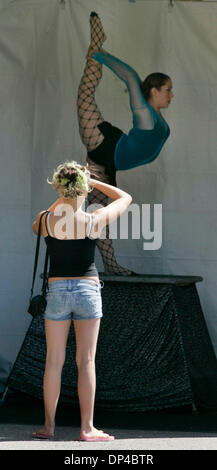 5. August 2006; San Diego, CA, USA; VICTORIA COSTELLO stellt auf einem Podium am Eingang in den Technomanie-Zirkus, während anderen Schlangenmensch SADIE LINDLEY, Recht, Fotos nimmt. Die beiden lernten ihre Fähigkeiten bei der Lilly Lopez Productions / Sophia Isadora Academy of Circus Arts in El Cajon. Sie wurden auf der Straße Szene 2006 durchführen.  Obligatorische Credit: Foto von Peggy Peattie/SDU-T/ZUMA Stockfoto