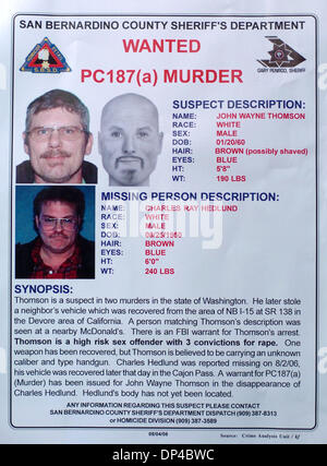 5. August 2006; San Bernardino, Kalifornien, USA; Detektive mit dem San Bernardino county Sheriff Department untersuchen menschliche Überreste gefunden entlang Cajon Blvd. in der Nähe von San Bernardino am Samstag. Der Körper wird geglaubt, um Charles Ray Hedlund zu sein, die vor drei Tagen vermisst gemeldet wurde. Der Verdächtige, John Wayne Thompson, hat mit der Ermordung von Charles Hedlund angeklagt worden. Thompson hat auch Stockfoto