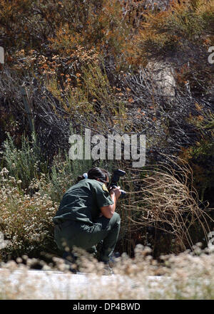 5. August 2006; San Bernardino, Kalifornien, USA; Detektive mit dem San Bernardino county Sheriff Department untersuchen die menschliche Überreste gefunden entlang Cajon Blvd. in der Nähe von San Bernardino am Samstag. Der Körper wird geglaubt, um Charles Ray Hedlund zu sein, die vor drei Tagen vermisst gemeldet wurde. Der Verdächtige, John Wayne Thompson, hat mit der Ermordung von Charles Hedlund angeklagt worden. Thompson hat auch sein Stockfoto