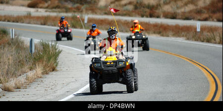 5. August 2006; San Bernardino, Kalifornien, USA; In der Nähe von San Bernardino, Kalifornien, auf Samstag, 5. August 2006, San Bernardino county Sheriff Suche und Rettung Personalsuche entlang der Route 66 für Beweise, die im Zusammenhang mit dem Verschwinden von Charles Hedlund vor drei Tagen vermisst gemeldet wurde.   Obligatorische Credit: Foto von Steven K. Doi/ZUMA Press. (©) Copyright 2006 von Steven K. Doi Stockfoto