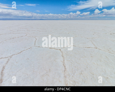 Hexagon-förmigen Formationen, die dem Salar de Uyuni Salzsee in Südbolivien umfassen. Stockfoto