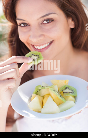 Frau Obst essen Stockfoto