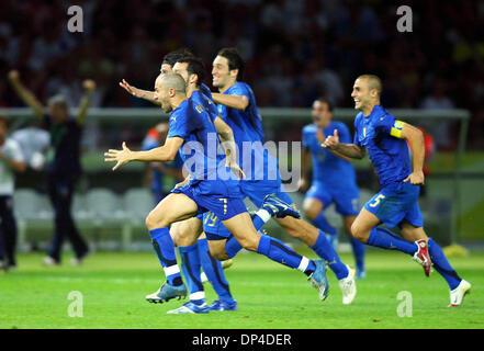 9. Juli 2006 - Olympiastadion, BERLIN, Deutschland - Italien feiern Strafe Win... ITALIEN V FRANKREICH... Italien feiert Strafe gewinnen. ITALIEN V FRANKREICH. OLYMPIASTADION, BERLIN-DEUTSCHLAND-07-09-2006.K48556.  -PHOTOS(Credit Image: © Globe Photos/ZUMAPRESS.com) Stockfoto