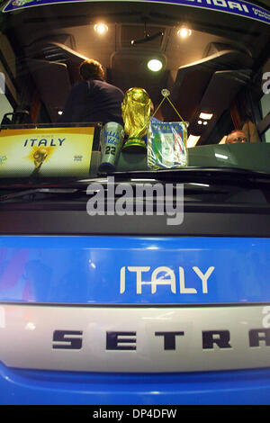 9. Juli 2006 - WM-Stadion, BERLIN, Deutschland - italienisches TEAM-BUS. PREPAIRES URLAUB MIT CUJP-TROPHÄE DER WELT. ITALIEN V FRANKREICH... ITALIENISCHE TEAM-BUS. ITALIEN V FRANKREICH... OLYMPIASTADION, BERLIN-DEUTSCHLAND-07-09-2006.K48556.  -PHOTOS(Credit Image: © Globe Photos/ZUMAPRESS.com) Stockfoto