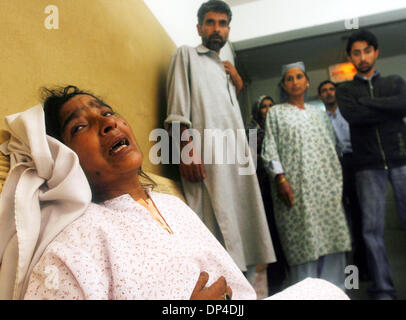 6. August 2006; Sopore, Kaschmir, Indien; Verwandter von einem verletzten jammert außerhalb eines örtlichen Krankenhauses in Srinagar, Sommer in der Hauptstadt des indischen Kaschmir verabreicht. 1 Frau wurde getötet und 13 Verletzte bei einem Granatenanschlag in Sopore, 60 Kilometer nördlich der Hauptstadt am Sonntag obligatorisch Credit: Foto von Altaf Zargar/ZUMA Press. (©) Copyright 2006 von Altaf Zargar Stockfoto