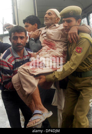 6. August 2006; Sopore, Kaschmir, Indien; Verletzten in ein Krankenhaus in Srinagar durchgeführt werden, nachdem sie bei einem Granatenanschlag auf Tierhaltung Minister Taj Mohiudin in Srinagar verletzt wurden, verwaltet Sommerhauptstadt der indischen Kaschmir. 1 Frau wurde getötet und 13 Verletzte bei einem Granatenanschlag in Sopore, 60 Kilometer nördlich der Hauptstadt am Sonntag obligatorisch Credit: Foto Stockfoto