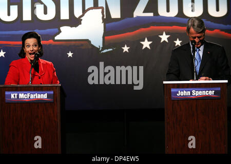 9. August 2006; New York, New York, USA; Kandidaten der Republikanischen Senat KATHLEEN TROIA "KT" MCFARLAND und JOHN SPENCER während ihrer zweiten Aussprache auf dem Campus der Pace University in New York City am Mittwoch antreten. McFarland, ein ehemaliger Beamter des Pentagon Reagan-Ära (stellvertretender Assistent Sekretärin der Verteidigung für öffentliche Angelegenheiten) und Spencer, ein ehemaliger Bürgermeister von Yonkers, NY, suchen UN Stockfoto